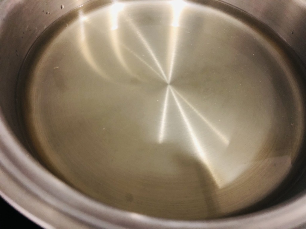 すっぽんスープ2本分を鍋に移し入れ温めているところ。