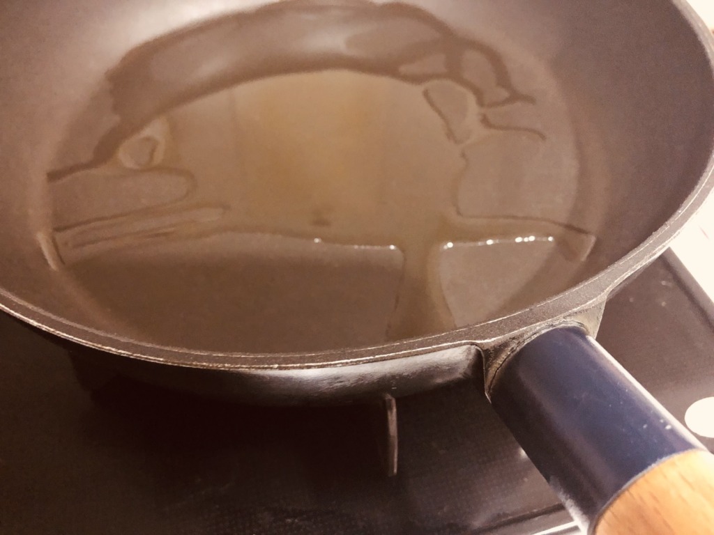餃子の雪松を焼く工程。フライパンに油を注いだ。