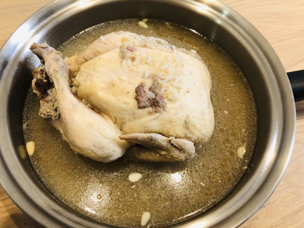 湯煎した参鶏湯を鍋に移す