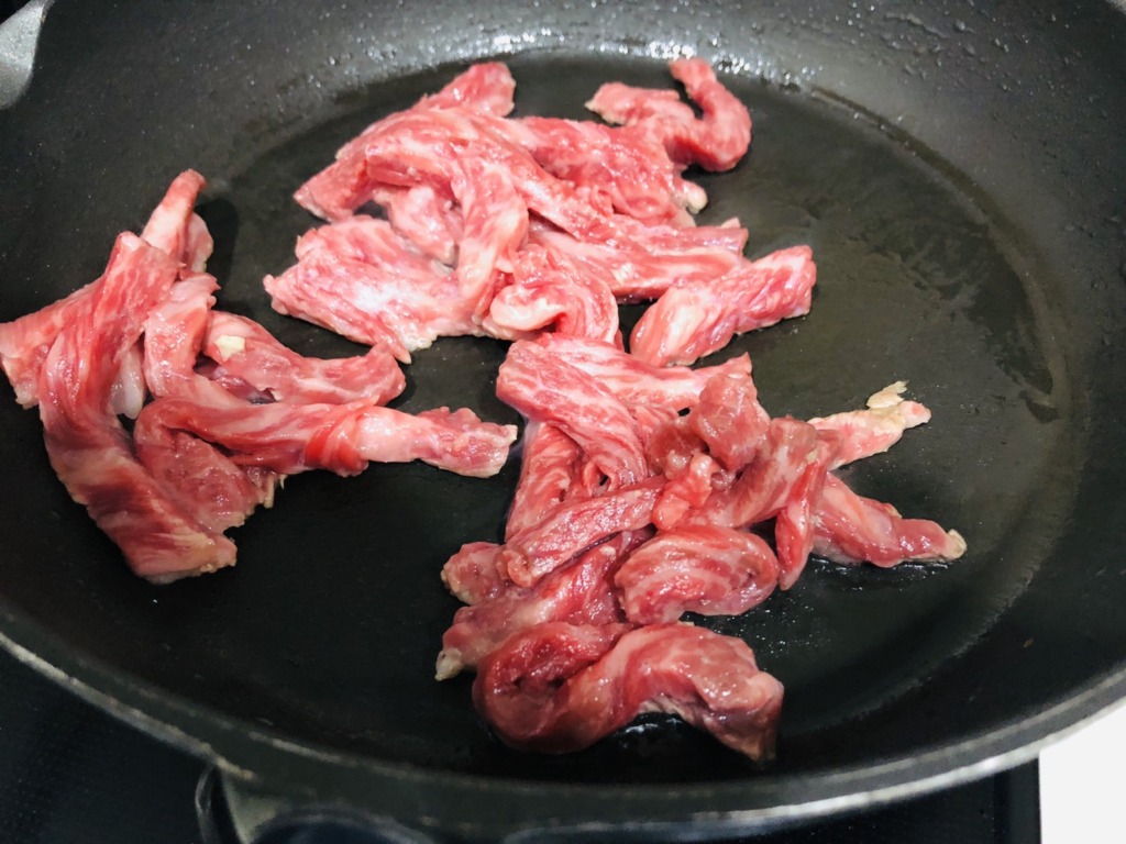 牛肉を炒める