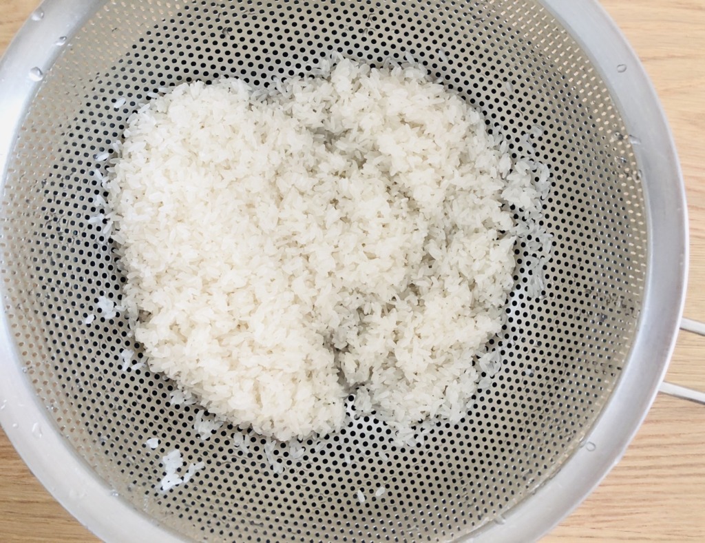 タイ米を洗って水気を切ります。