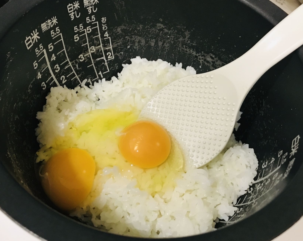 パラパラ炒飯 ご飯に卵を混ぜる